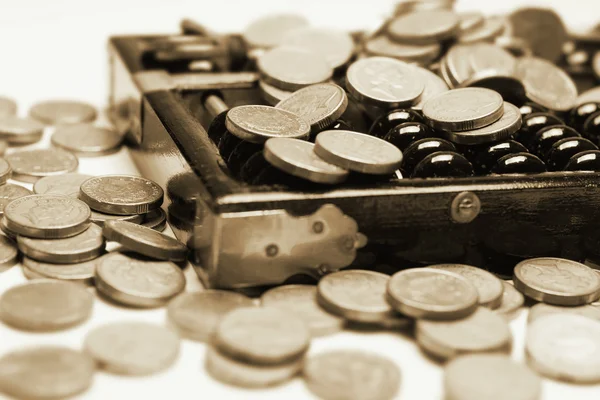 Arany érmék és abacus — Stock Fotó