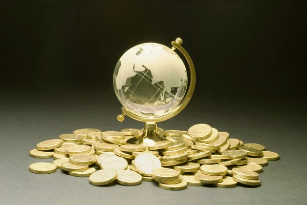 Crystal globe en munten — Stockfoto