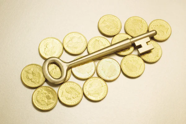 Schlüssel auf Münzen — Stockfoto
