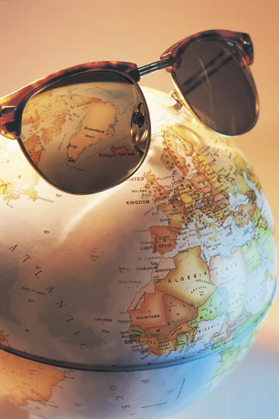 Солнечные очки на глобусе — стоковое фото