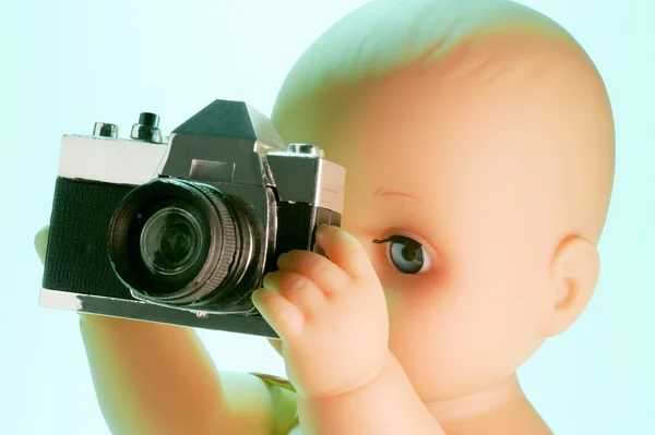 Muñeca con cámara de juguete — Foto de Stock