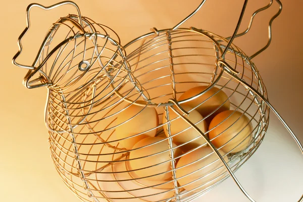 Huevos en canasta de alambre de pollo — Foto de Stock