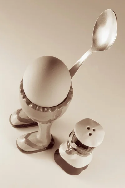 Яйце Кубок & перець шейкер — стокове фото