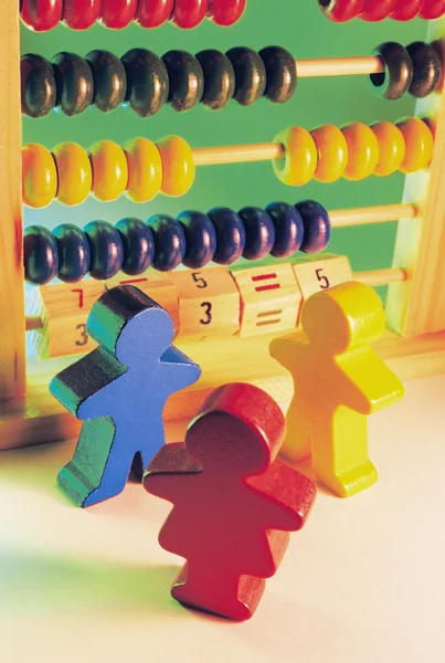 Houten figuurtjes en speelgoed abacus — Stockfoto