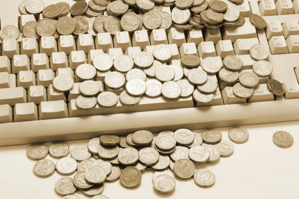 コンピューターのキーボード上のコイン ストック画像