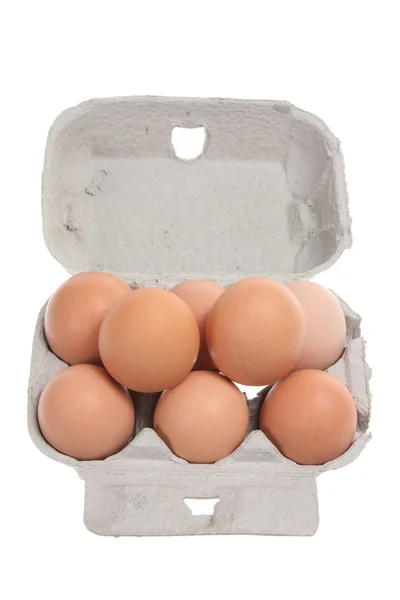 Яйца на картонной коробке — стоковое фото