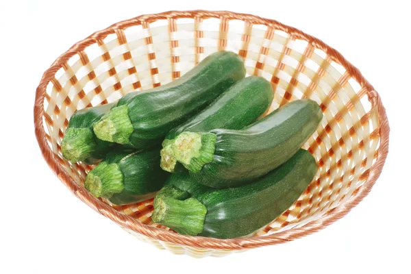 Zucchinis i korg — Stockfoto