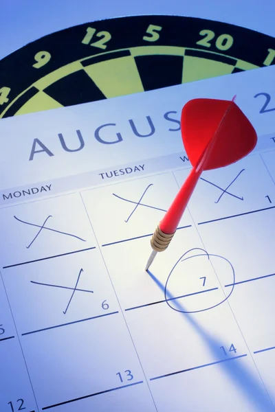 Dart i kalendarz — Zdjęcie stockowe