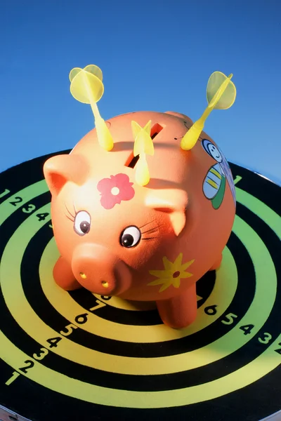Piggy bank en dartboard — Stockfoto