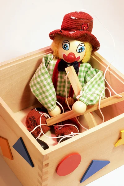 Puppe in Spielzeugkiste — Stockfoto