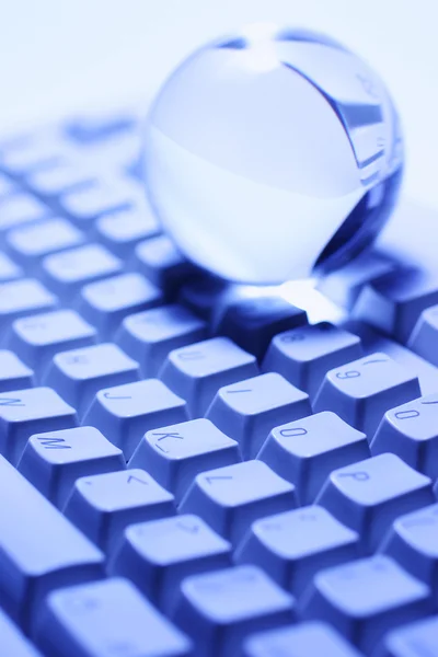コンピューターのキーボード上の水晶玉 — ストック写真