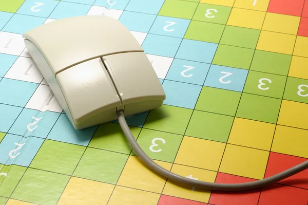 ゲーム ボード上のコンピューターのマウス — ストック写真