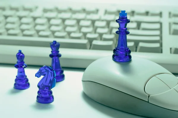 Pezzi di scacchi e tastiera del computer — Foto Stock