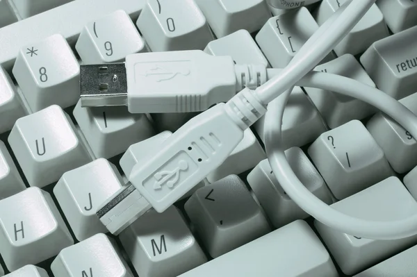 USB-Kabel auf der Tastatur — Stockfoto