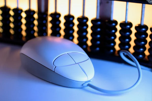 Rato de computador e Abacus — Fotografia de Stock