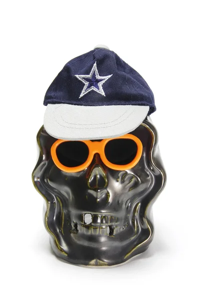 Totenkopf mit Hut und Sonnenbrille — Stockfoto