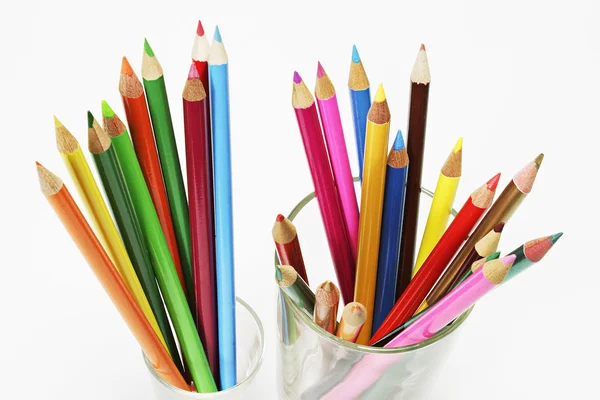Bardaklarda renkli kalemler — Stok fotoğraf