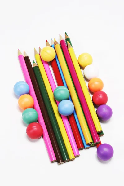 Цветные карандаши и цветные шарики — стоковое фото