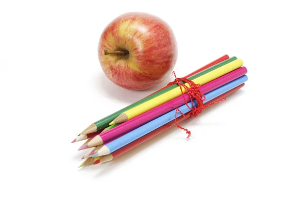 Gala jabłko i kolorowe kredki — Zdjęcie stockowe
