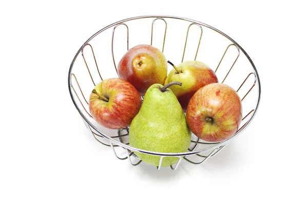 Яблоки и груши в корзине — стоковое фото