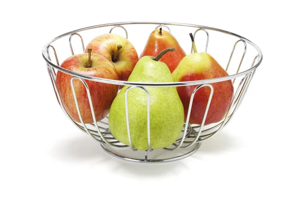 Jablka a hrušky v košíku — Stock fotografie