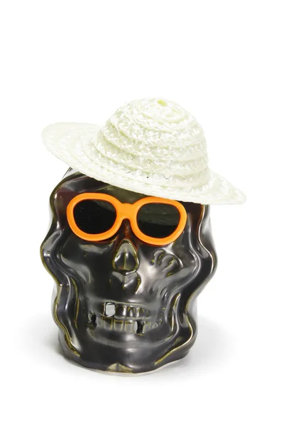 Lebka s kloboukem a sluneční brýle — Stock fotografie