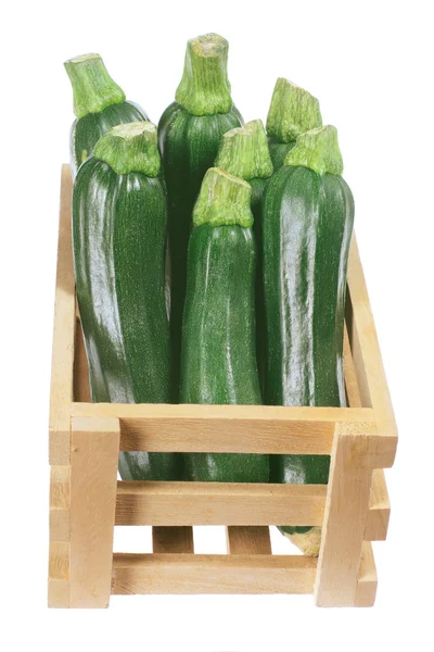 Zucchinis i trälåda — Stockfoto
