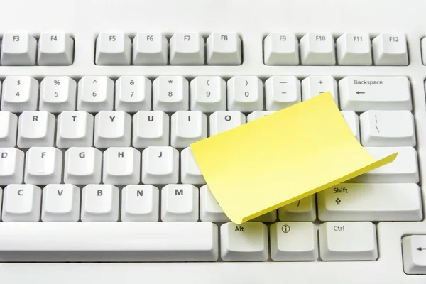 コンピューターのキーボードと粘着メモ紙 — ストック写真