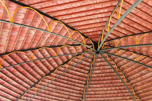 Dach aus rotem Ziegel — Stockfoto
