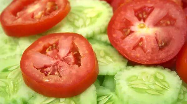 Salade van tomaten en komkommers — Stockfoto