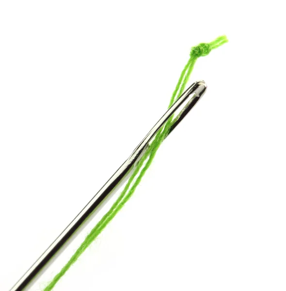 Macro de una aguja con hilo verde —  Fotos de Stock