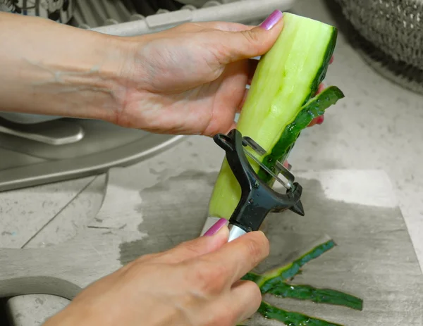 Peeling cucumber — Stock Photo, Image