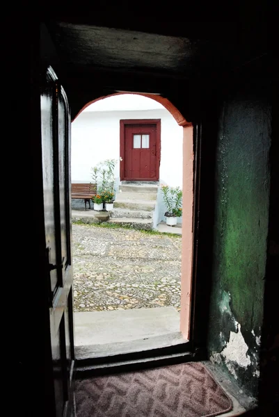 Відкриті двері церкви — стокове фото