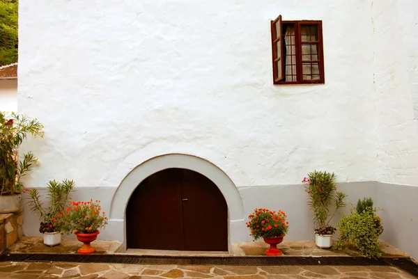 壁と正教会の修道院の建物のドア — ストック写真