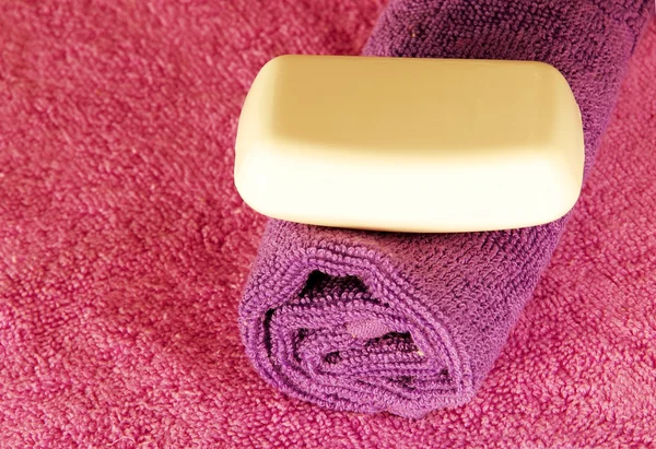 Sabun bar üzerinde renkli havlu — Stok fotoğraf