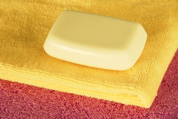 在彩色毛巾肥皂栏 — 图库照片