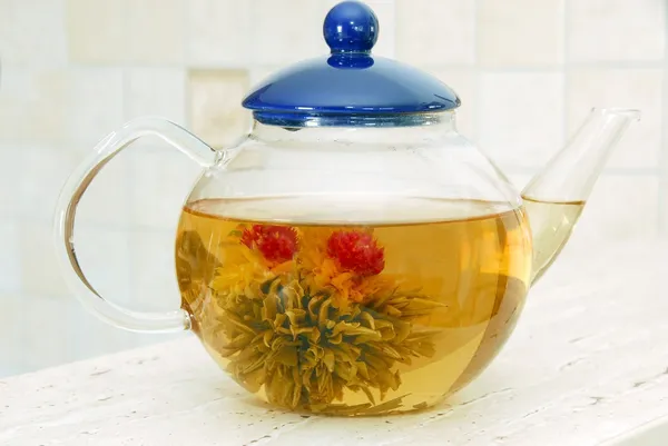 Bloem thee in glazen pot — Stockfoto