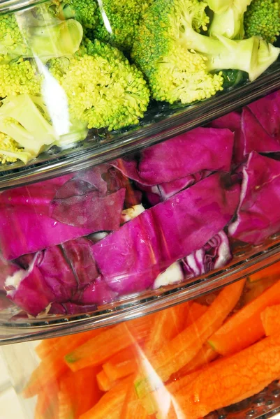 Färgglada grönsaker i ångbåt — Stockfoto