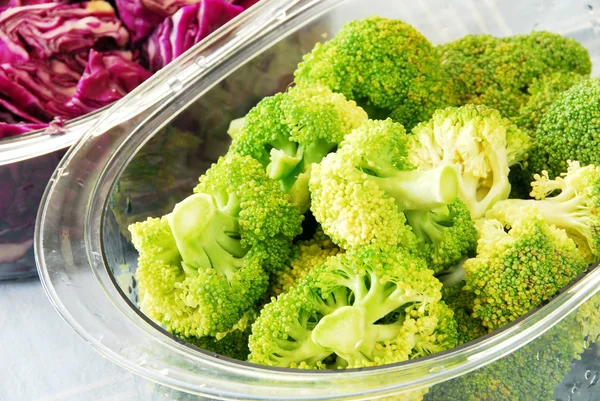 Kleurrijke groenten in steamer — Stockfoto