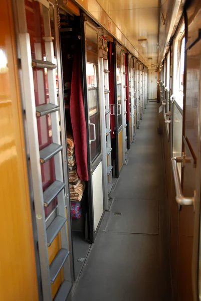Коридор вагона поїзда — стокове фото