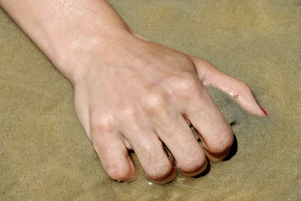 Hand grabbing sand — Stock Photo, Image