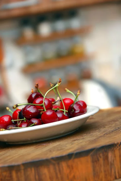 Аппетитные свежие вишни — стоковое фото