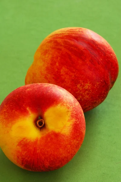 Апетитні стиглі персики — стокове фото