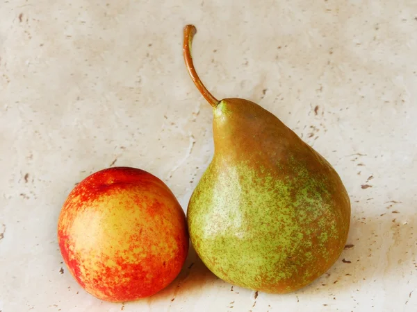 Peach and pear — Stock Photo, Image