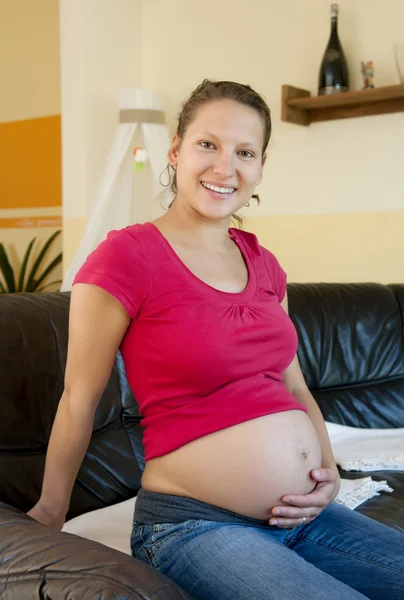 怀孕的年轻女子 — 图库照片