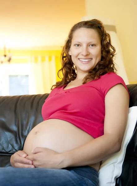 Schwangere junge Frau — Stockfoto