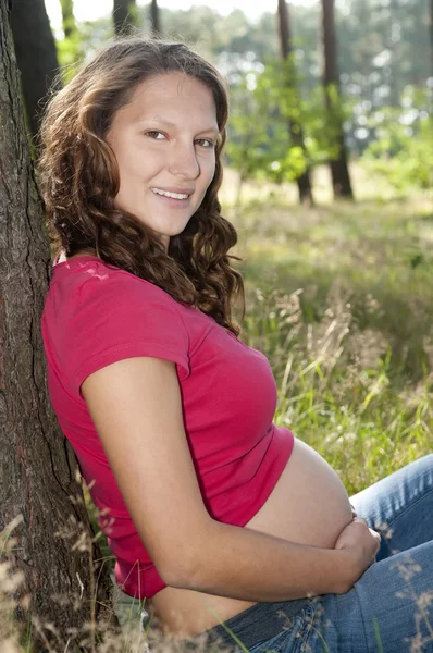 Terhes fiatal nő — Stock Fotó
