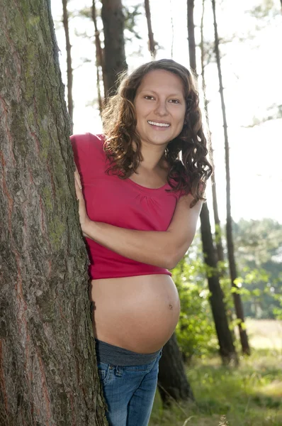 Mujer joven embarazada —  Fotos de Stock
