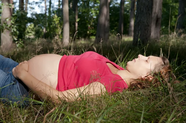 怀孕的年轻女子 — 图库照片#