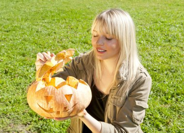 Cadılar Bayramı Balkabağı olan kadın